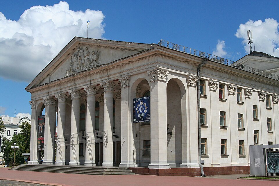 Місце удару по драмтеатру, Чернігів