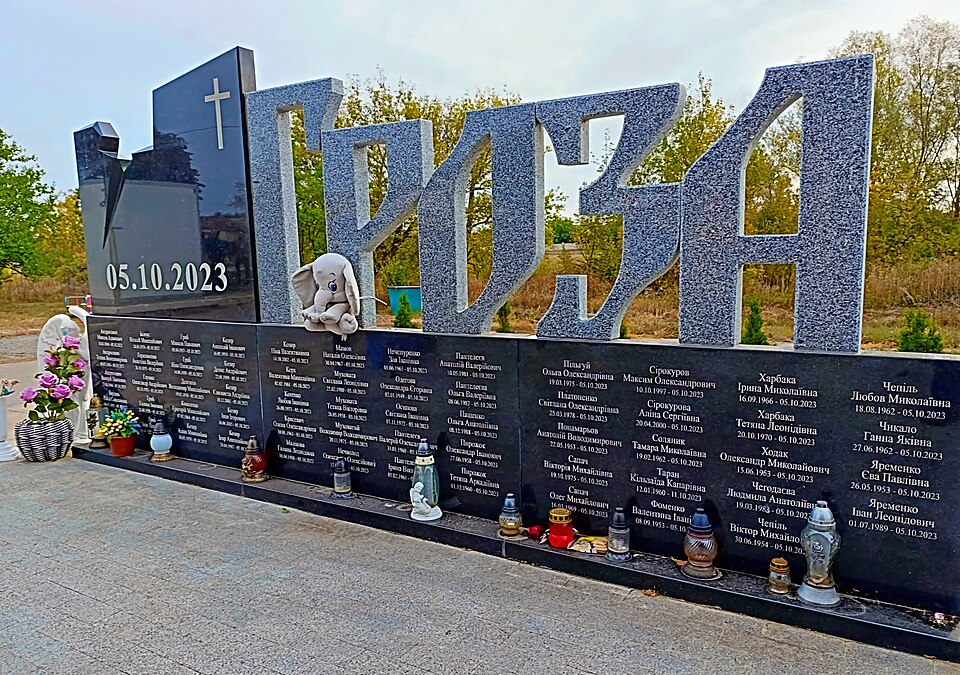 Меморіал жертвам удару по кафе, Гроза